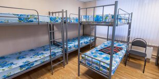 Ein Zimmer in einem Hostel mit mehreren Doppelstockbetten