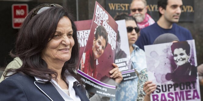 Rasmea Odeh steht vor anderen Menschen