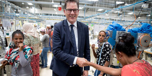 Der Bundesminister für wirtschaftliche Zusammenarbeit und Entwicklung, Gerd Müller, in einer Textilfabrik in Äthiopien