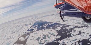 Forschungsflugzeug des Alfred-Wegener-Instituts fliegt während der Eisdickenvermessung über dem Arktischen Ozean.