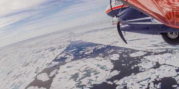 Forschungsflugzeug des Alfred-Wegener-Instituts fliegt während der Eisdickenvermessung über dem Arktischen Ozean.