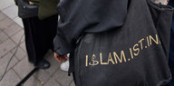 Ein schwarzer Jutebeutel mit der Aufschrift "ISLAM.IST.IN"