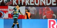 Davie Selke von Hertha BFC geht nach der 5:0 Niederlage gegen RB Leipzig vom Platz