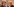 Theresa May sitzt neben Jeremy Corbyn, beide schauen skeptisch