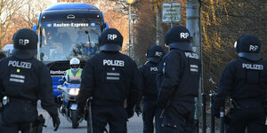 Polizisten eskortieren den Bus des HSV zum Weser-Stadion.
