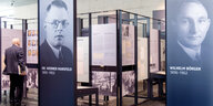 Ein Mann steht vor Ausstellungstafeln, auf denen die NS-Politiker Werner Mansfeld und Wilhelm Börger zu sehen sind
