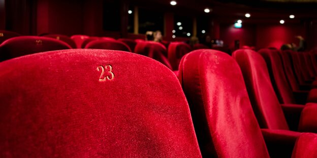 Leere Sitze in einem Kino