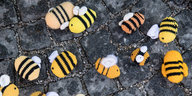 „Tote Bienen“ liegen symbolisch während einer Demonstration vor dem Landtag auf der Straße