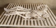 Zwei weiße mumifizierte Leichen auf einem Holzrost