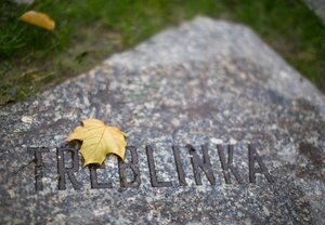 Ein Stein mit der Aufschrift Treblinka in der Gedenkstätte für die im Nationalsozialismus ermordeten Sinti und Roma Ein Stein mit der Aufschrift Treblinka in der Gedenkstätte für die im Nationalsozialismus ermordeten Sinti und Roma