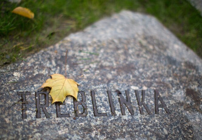 Ein Stein mit der Aufschrift Treblinka in der Gedenkstätte für die im Nationalsozialismus ermordeten Sinti und Roma