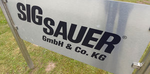 Schild der Waffenfirma Sig Sauer