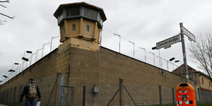 Gefängnismauer und Wachturm