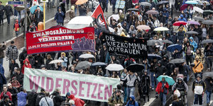 Viele Demonstrierende laufen am 14. April 2018 durch die verregneten Berliner Straßen