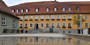 Haus mit gelber Fassade und rotem Dach, aus dem 18. Jahrhundert