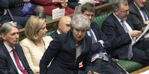 Theresa May steht im House of Common am Rednerpult