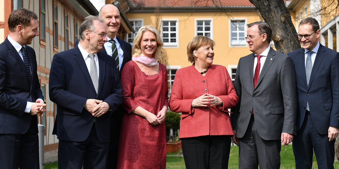 Gruppenbild mehrerer Menschen, darunter Bundeskanzlerin Angela Merkel