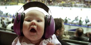 Kleinkind mit großen Kopfhörern