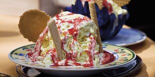 Ein Spaghetti-Eis, mit Waffeln dekoriert