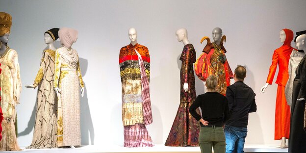 In einer Ausstellung stehen Puppen, die Gewänder tragen In einer Ausstellung stehen Puppen, die Gewänder tragen