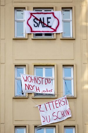 Aus Wohnungen an der Karl-Marx-Allee hängen Transparente, die gegen den Verkauf an die Deutsche Wohnen protestieren Aus Wohnungen an der Karl-Marx-Allee hängen Transparente, die gegen den Verkauf an die Deutsche Wohnen protestieren