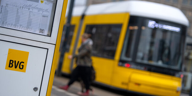 Eine Straßenbahn der Berliner Verkehrsbetriebe (BVG) steht an einer Haltestelle am Alexanderplatz