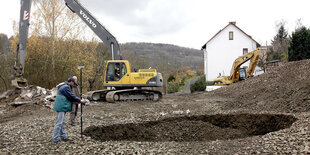 Geologen begutachten ein Erdloch