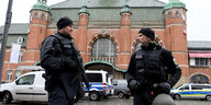 Polizisten stehen vor dem Lübecker Bahnhof.