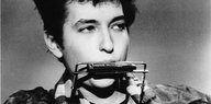 Der junge Bob Dylan mit Mundharmonika. Die spielte er auch in Berlin.