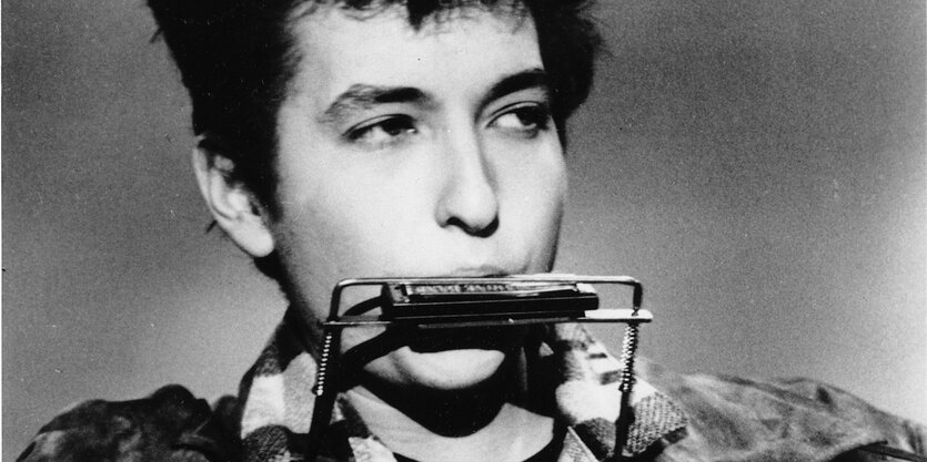 Der junge Bob Dylan mit Mundharmonika. Die spielte er auch in Berlin.