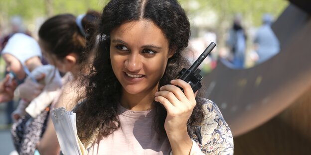 Eine junge mit Walkie Talkie Eine junge mit Walkie Talkie