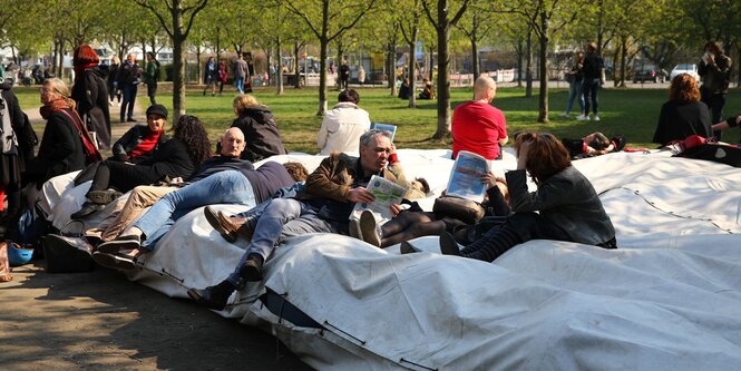 Besucher beim taz lab im Besselpark in Berlin