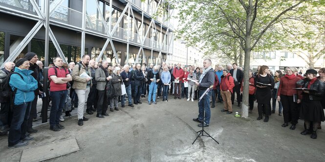 Viele Menschen stehen in einer Traube vor dem neuen taz-Haus