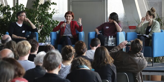 Katja Kipping auf einem Podium beim tazlab in Berlin