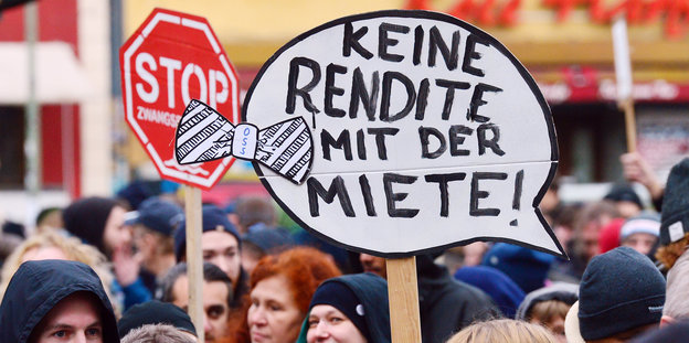 „Keine Rendite mit der Miete“ steht auf dem Plakat, mit dem Demonstranten gegen steigende Mieten und mögliche Räumungen im Berliner Stadtteil Kreuzberg protestieren