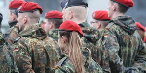 SoldatInnen der Bundeswehr stehen stramm