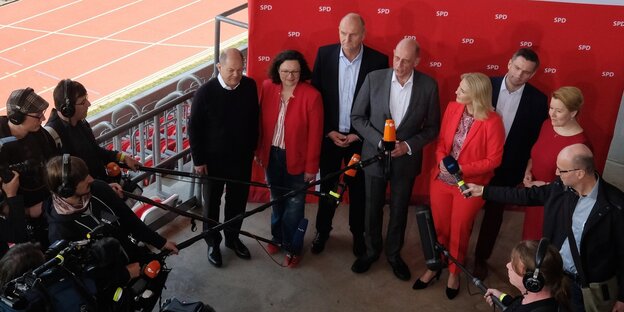 SPD-Politiker und Politikerinnen geben in Erfurt eine Pressekonferenz. Sie stehen vor einer roten Wand und sprechen in Mikros