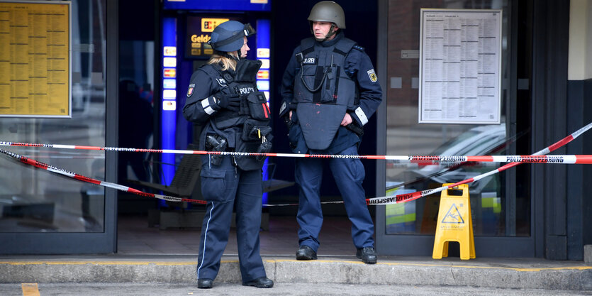 Polizeibeamte stehen am Hauptbahnhof in Lübeck