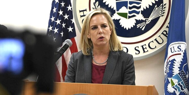 Ehemalige US-Heimatministerin Kirsttjen Michele Nielsen spricht vor einem Podest