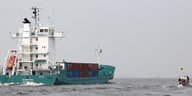 Begleitet von einem Boot mit Atomkraftgegnern verlässt der russische Frachter "Kholmogory" den Hamburger Hafen.