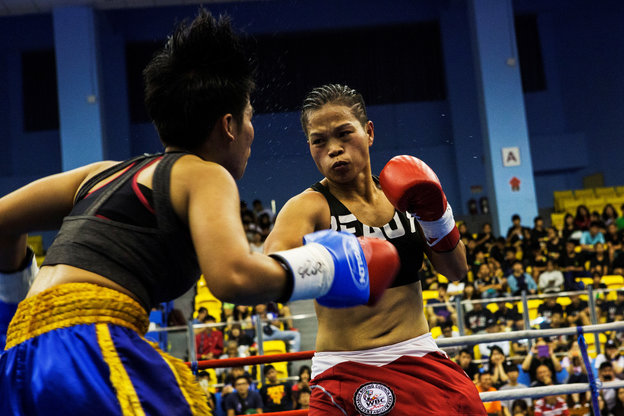 Zwei Frauen stehen in einem Boxring und kämpfen