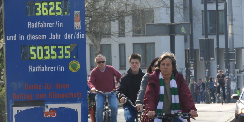 Radfahrer fahren über die Bremer Wilhelm-Kaisen-Brücke.