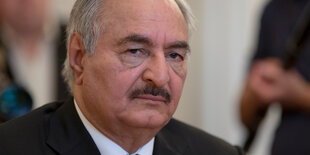 Ein Mann guckt ernst. Es ist General Haftar