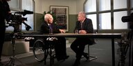 Wolfgang Schäuble sitzt neben Joachim Gauck an einem Tisch, sie werden von einer Fernsehkamera gefilmt