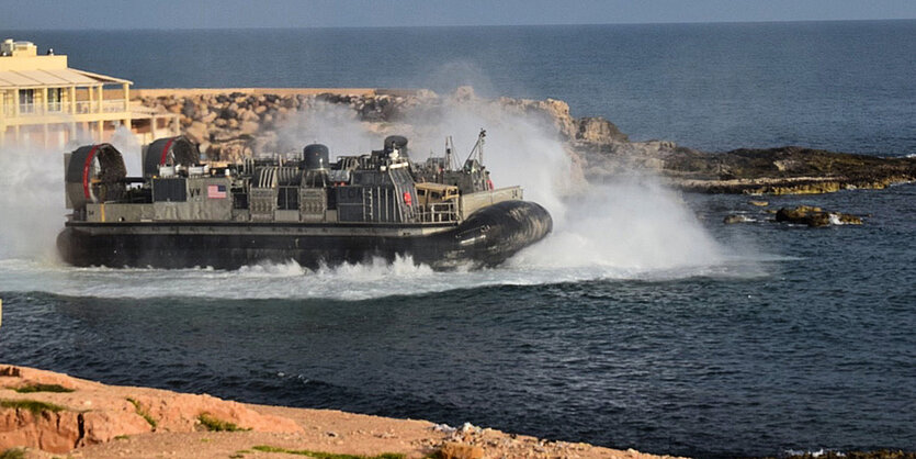 07.04.2019, Libyen, Tripoli: Ein amphibisches Luftkissenfahrzeug der USA fährt mit Evakuierten aus Janzur, westlich von Tripolis, ab.