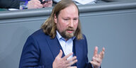 Anton Hofreiter gestikuliert am Redepult des Bundestags