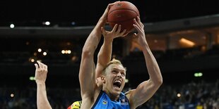 Luke Sikma von Alba Berlin wirft einen Basketball