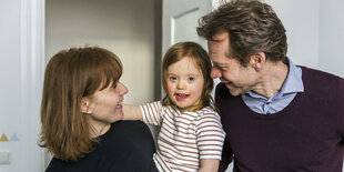 Mutter, Kind und Vater nebeneinander