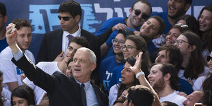 Benny Gantz macht Selfie mit Wählern