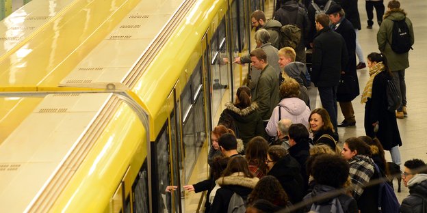 Ein überfüllter U-Bahnsteig in Berlin